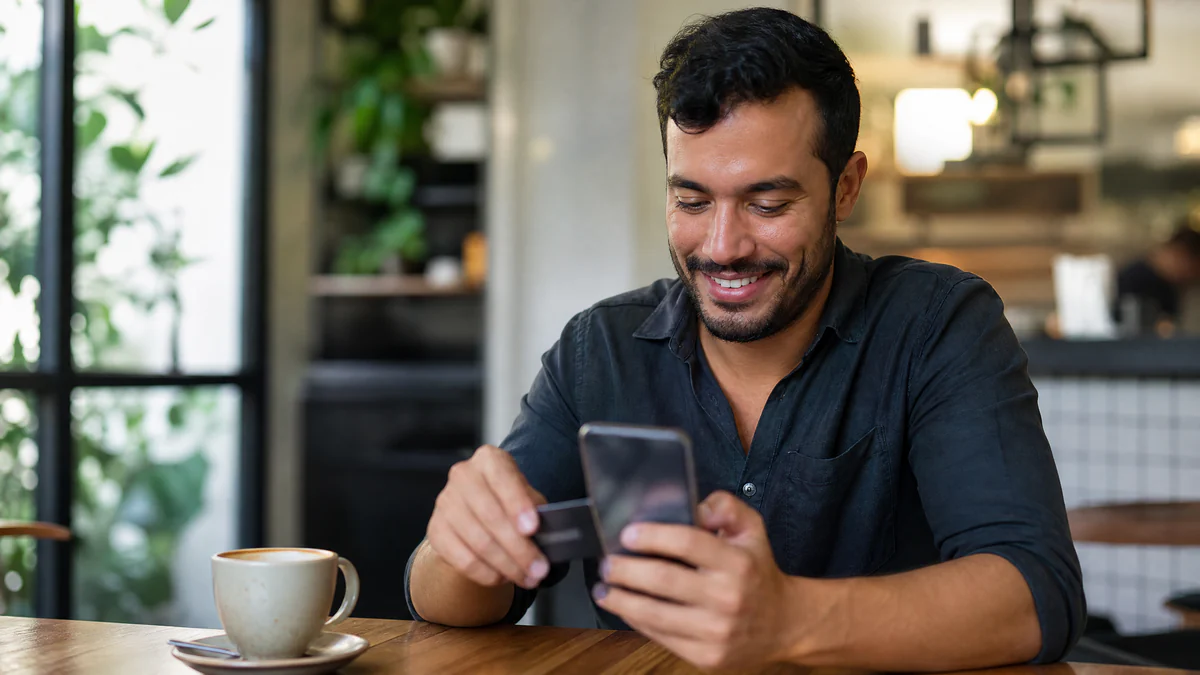 Cliente pagando pelo celular depois de negociar pelo WhatsApp
