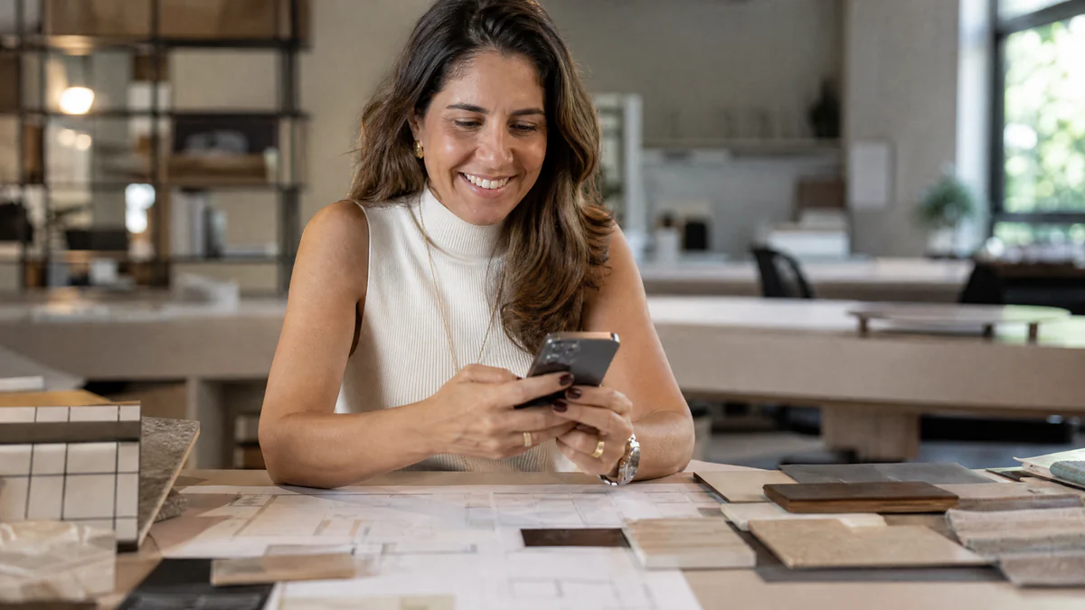 Vendedor fazendo follow-up com cliente pelo WhatsApp