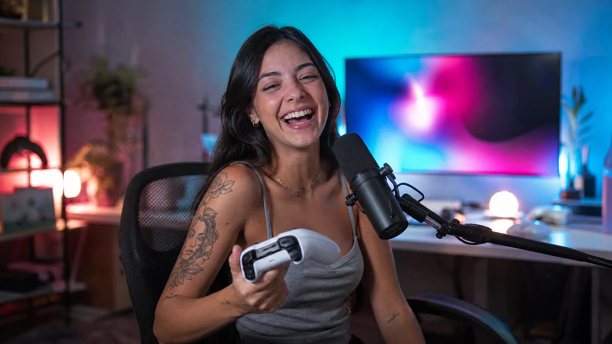 Criador de conteúdo gravando gameplay para canal de cortes