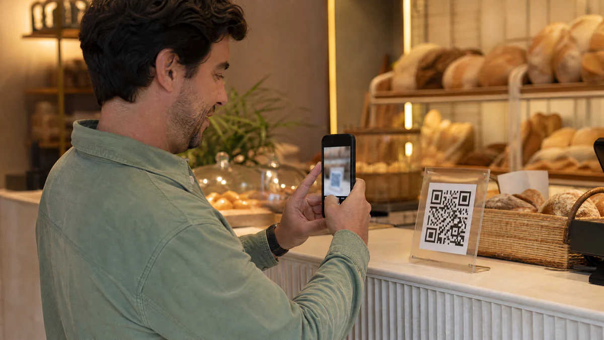 QR code de WhatsApp em balcão de loja física