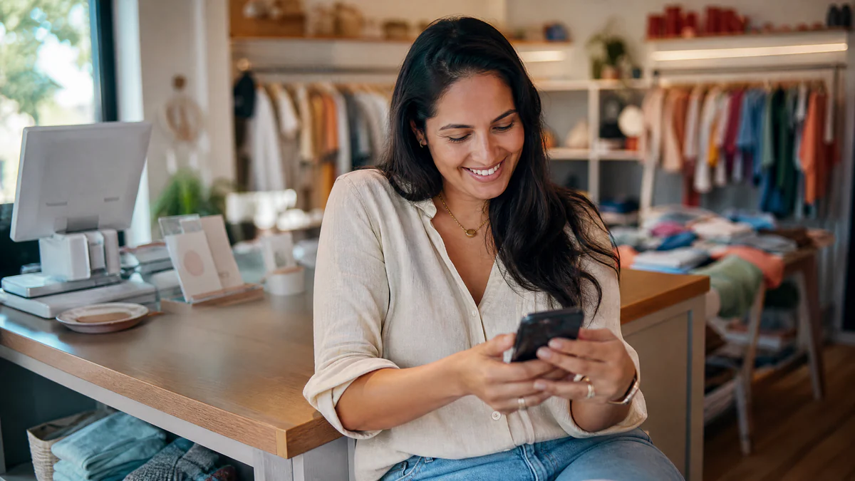 Empreendedora usando modelos de mensagem automática no Instagram