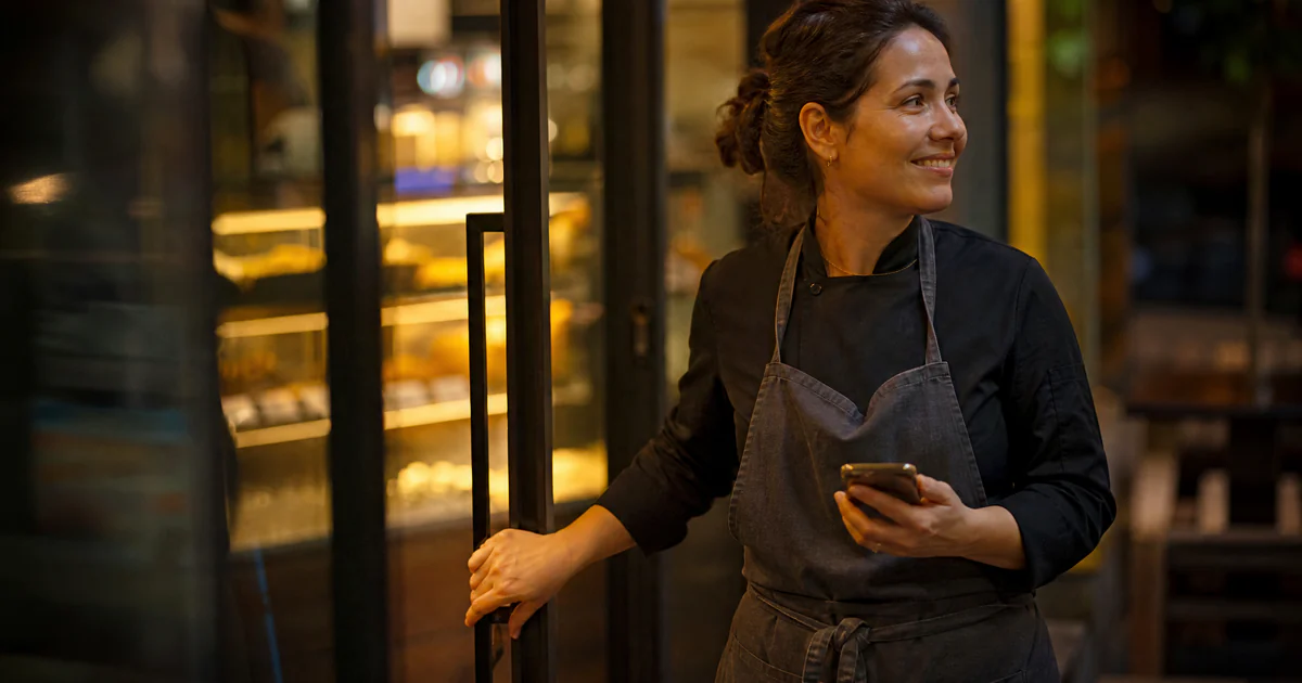 Mensagem de ausência no WhatsApp Business: 25 exemplos prontos e como ir além