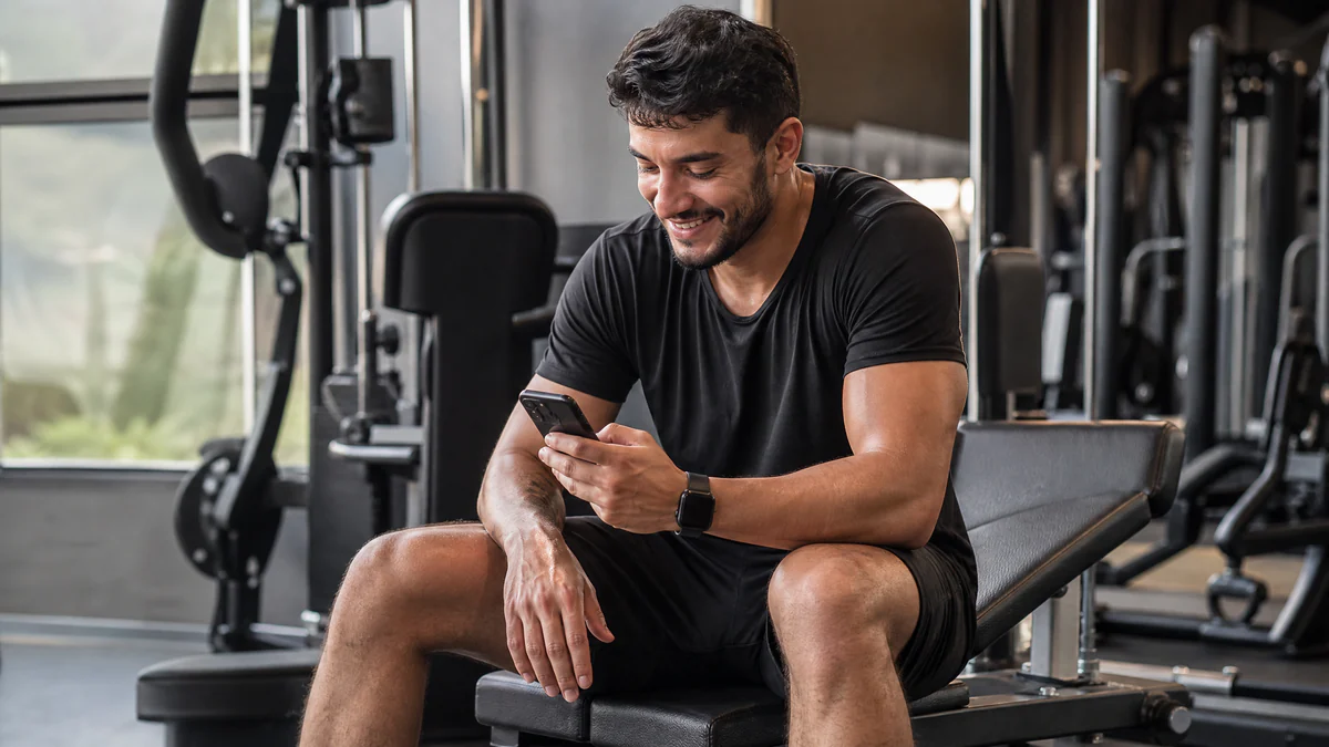 Cliente sorrindo ao receber mensagem de boas-vindas no WhatsApp