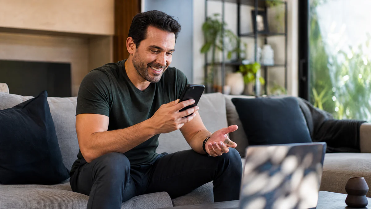Infoprodutor acompanhando vendas de curso pelo celular